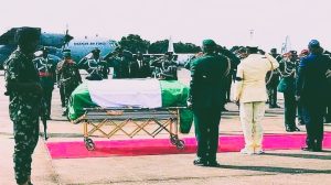 A crowd of mourners surrounds the hearse carrying the body of former Nigerian president Muhammadu Buhari in Daura.
