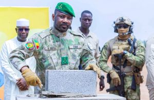 Malian leader Assimi Goïta and Yadran Group head Irek Salikhov at the gold refinery construction ceremony in Senou, Mali.