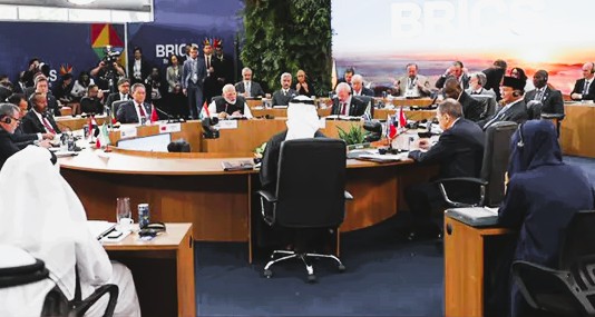 Chinese Premier Li Qiang and Ethiopian Prime Minister Abiy Ahmed shaking hands at the BRICS Summit in Brazil.