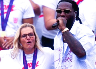 “Sarina Wiegman dances with Burna Boy as Lionesses celebrate Euro 2025 triumph in unforgettable style.”